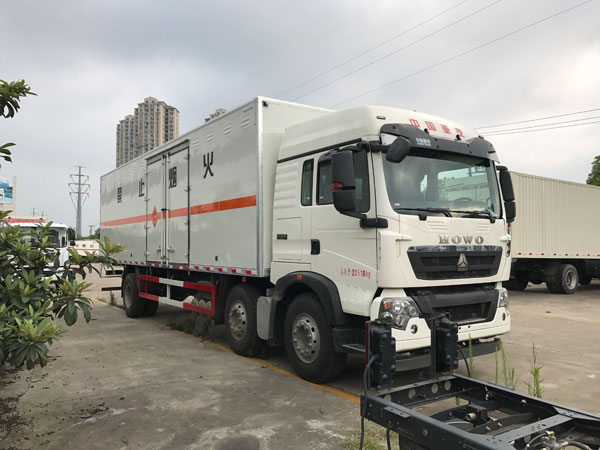 重汽豪沃9.6米前四後四煙花爆竹專用運輸車