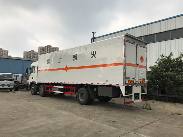 重汽豪沃9.6米前四後四煙花爆竹專用運輸車