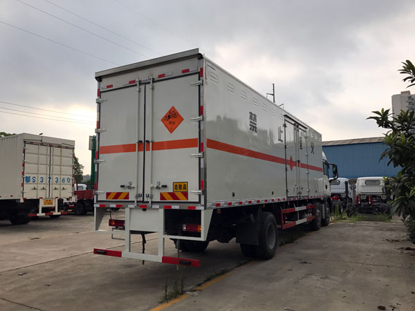 重汽豪沃9.6米前四後四煙花爆竹專用運輸車
