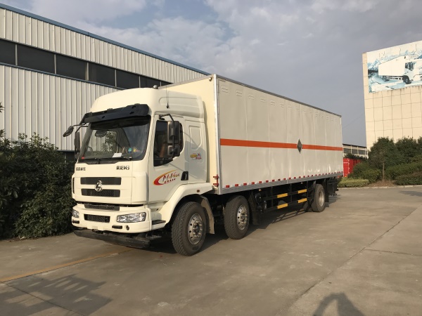 乘龍前四後四9.6米易燃液體廂式運輸車