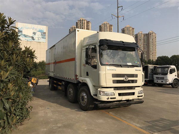 乘龍前四後四9.6米易燃氣體運輸車
