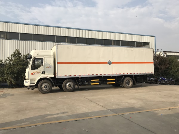 乘龍前四後四9.6米易燃氣體運輸車