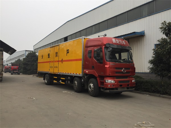乘龍前四後四9.6米易燃氣體運輸車