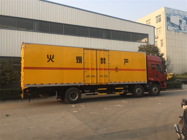 乘龍前四後四9.6米易燃氣體運輸車