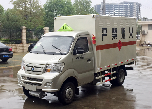 重汽王牌谈球体育app下载安卓手机1.3噸液化氣瓶運輸車