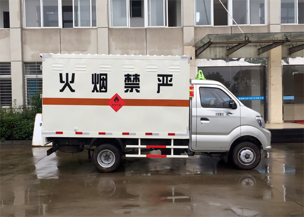 重汽王牌谈球体育app下载安卓手机1.3噸液化氣瓶運輸車