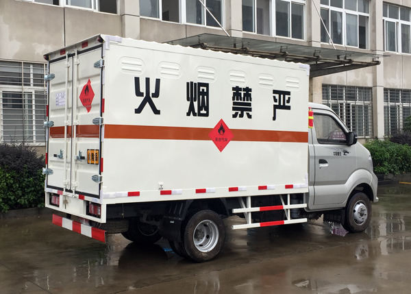 重汽王牌谈球体育app下载安卓手机1.3噸液化氣瓶運輸車