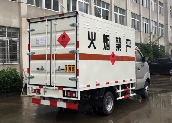 重汽王牌谈球体育app下载安卓手机1.3噸液化氣瓶運輸車