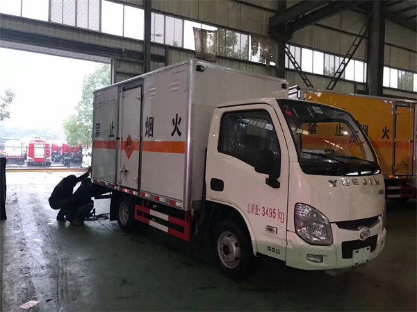 躍進3.3米谈球体育app下载安卓手机易燃液體廂式運輸車
