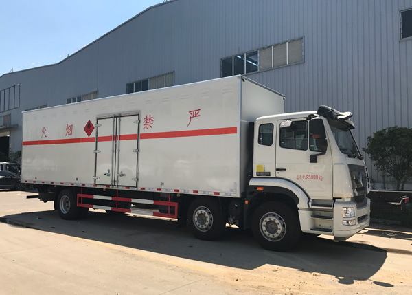 重汽豪瀚前四後四9.6米易燃液體廂式運輸車