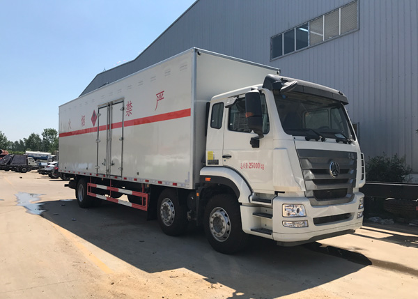 重汽豪瀚前四後四9.6米易燃液體廂式運輸車