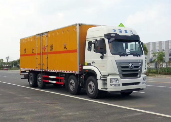 重汽豪瀚前四後六31噸9.6米易燃液體廂式運輸車