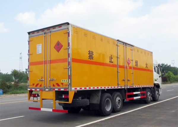 重汽豪瀚前四後六31噸9.6米易燃液體廂式運輸車