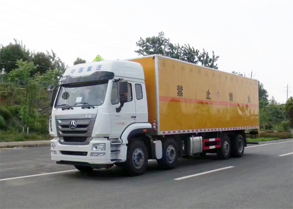 重汽豪瀚前四後六31噸9.6米易燃液體廂式運輸車